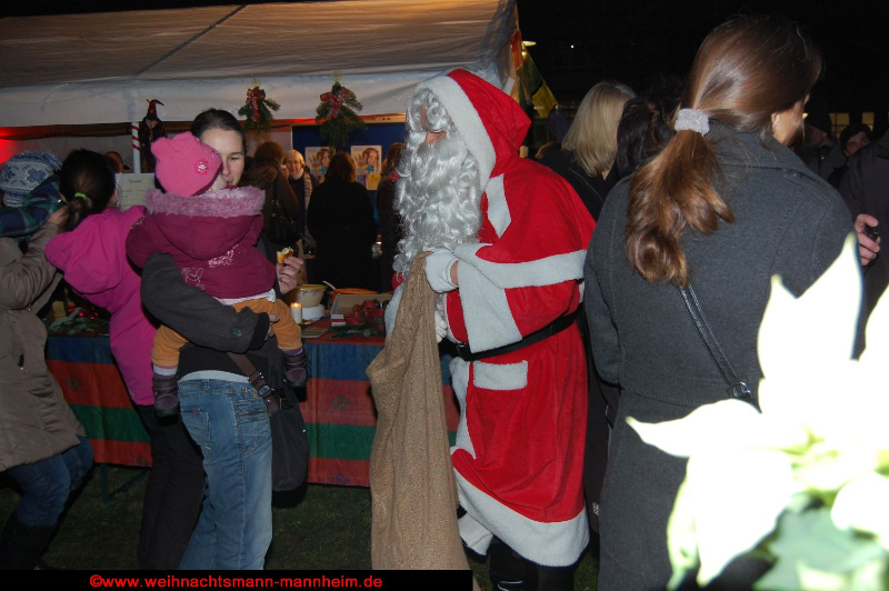 nikolaus-besuch-beim-weihnachtsmarkt-klinikum-ludwigshafen-06-12-2012-10